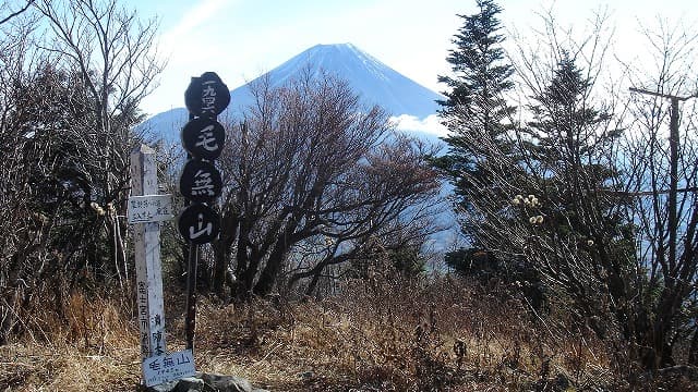 山梨県南巨摩郡の毛無山山頂