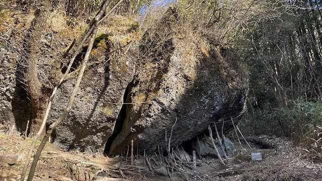 静岡県駿東郡の金時山の宿り石