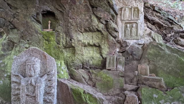 奈良県奈良市の滝寺の磨崖仏