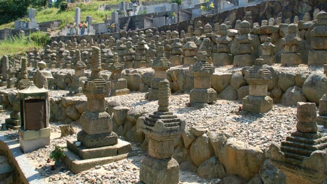 広島県尾道市の因島村上氏一族の墓地