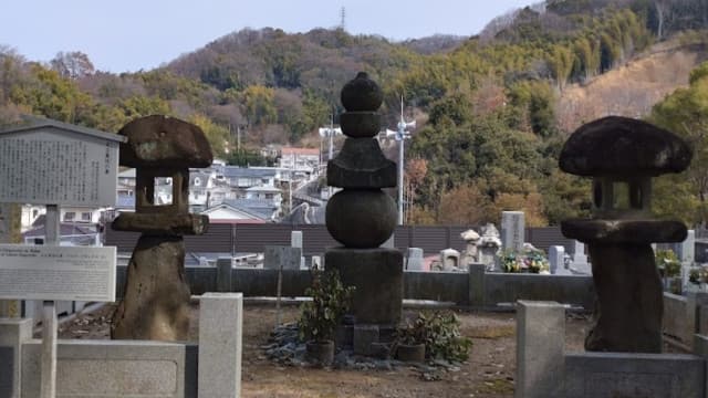 愛媛県松山市の足立重信の墓