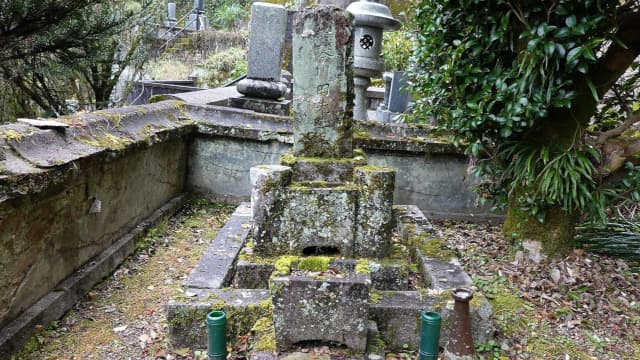 愛媛県大洲市の川田雄琴一家の墓