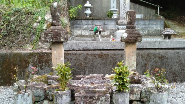 愛媛県西予市の泉貨居士の墓