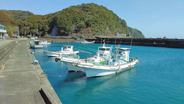 高知県高岡郡の久礼の港と漁師町の景観