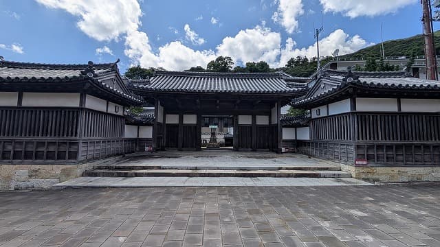 長崎県対馬市の厳原城下町・藩校日新館正門