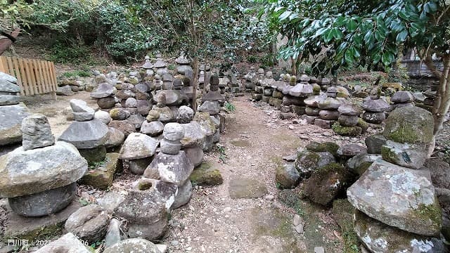 宮崎県東臼杵郡の小松石塔群