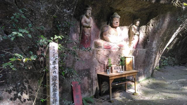 霧島市の赤水の岩堂磨崖仏