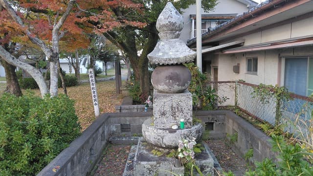 鹿児島県志布志市の肝付兼続公の墓碑