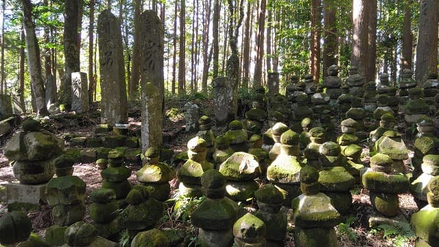 鹿児島県姶良郡の栗野町稲葉崎の供養塔群