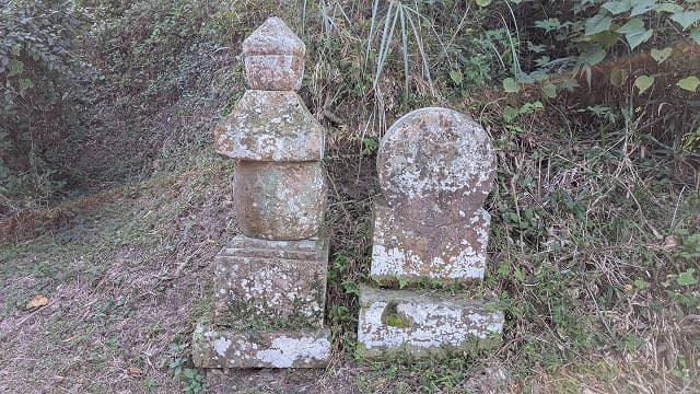 鹿児島県肝属郡の勝雄寺跡の古石塔