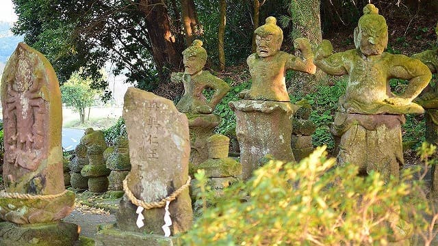 鹿児島県肝属郡の淵之上神社の仁王像と庚申塔